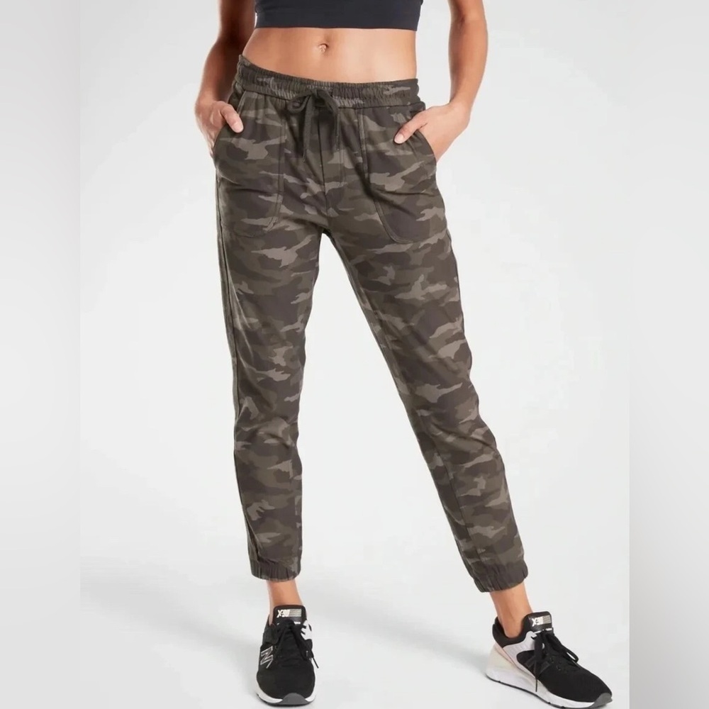 Athleta Farallon Camo Jogger Pants Sweats Women's Size 12P